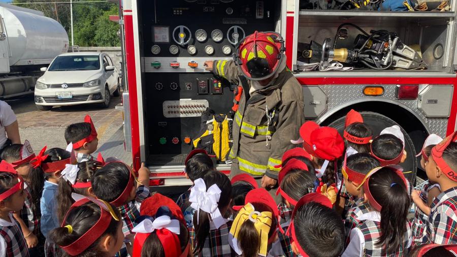 Inspiran Bomberos a niños y niñas
