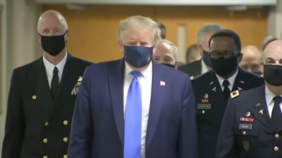 Trump usa mascarilla en público por primera vez desde el inicio de la epidemia de coronavirus 