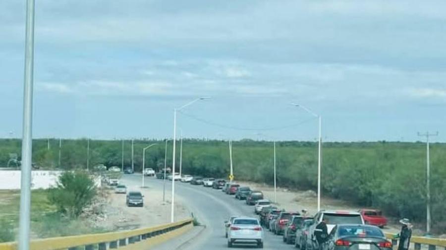 Puentes internacionales congestionados por inicio de vacaciones navideñas