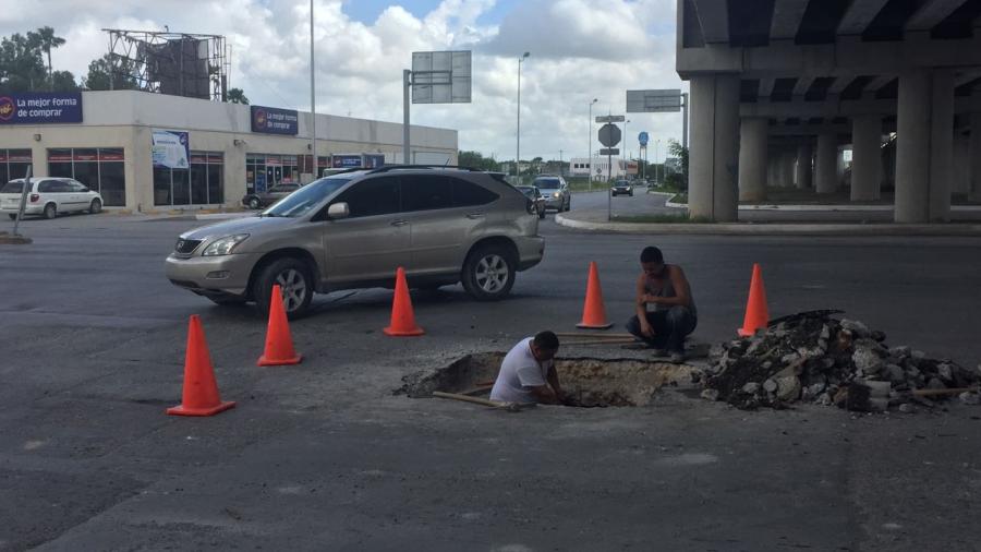 Aparece socavón en la Lauro Villar