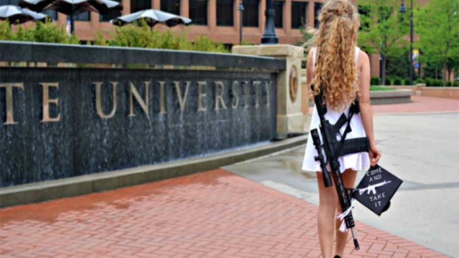 “Ven y tómalo", se gradúa y camina con un enorme rifle en su campus