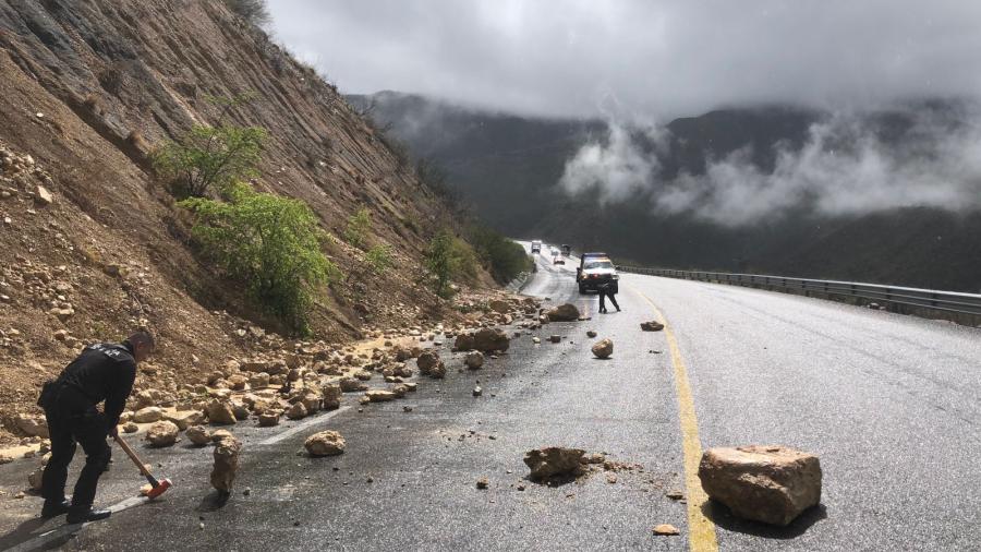 Guardia Estatal colabora en retiro de piedras sobre Carretera Rumbo Nuevo