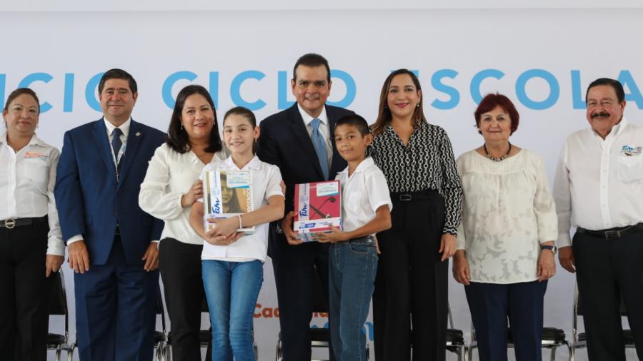 Con la entrega de apoyos a alumnos y maestros, Rivas inaugura ciclo escolar