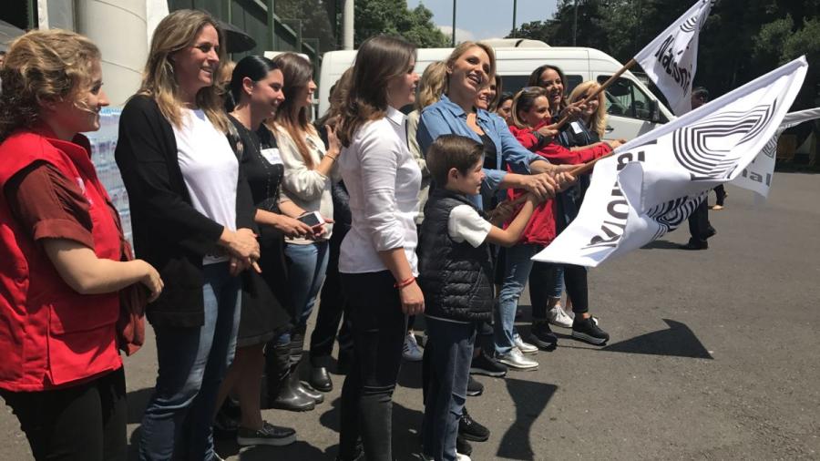 Camiones con despensa parten para apoyo de damnificados