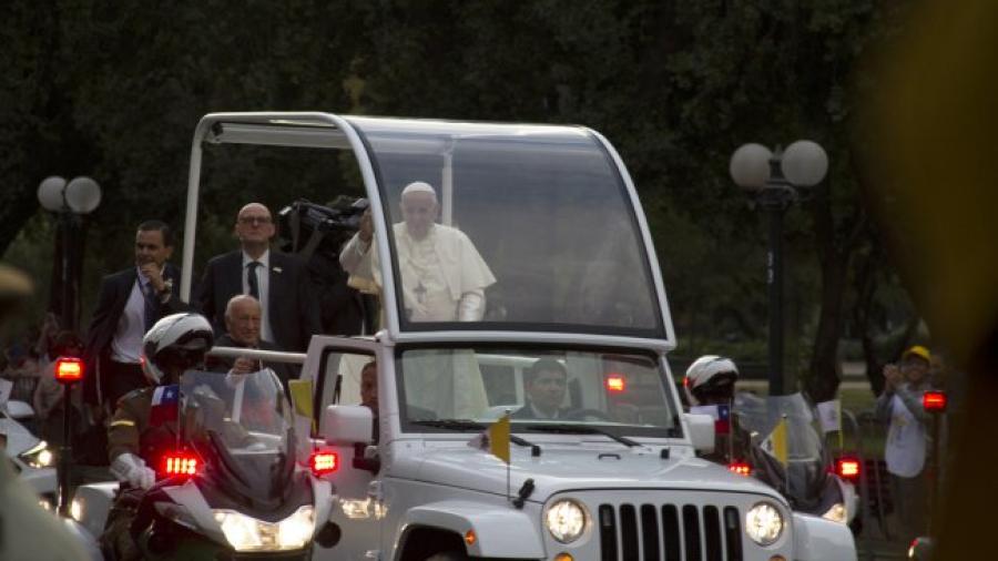 Saludan miles de chilenos al Papa Francisco