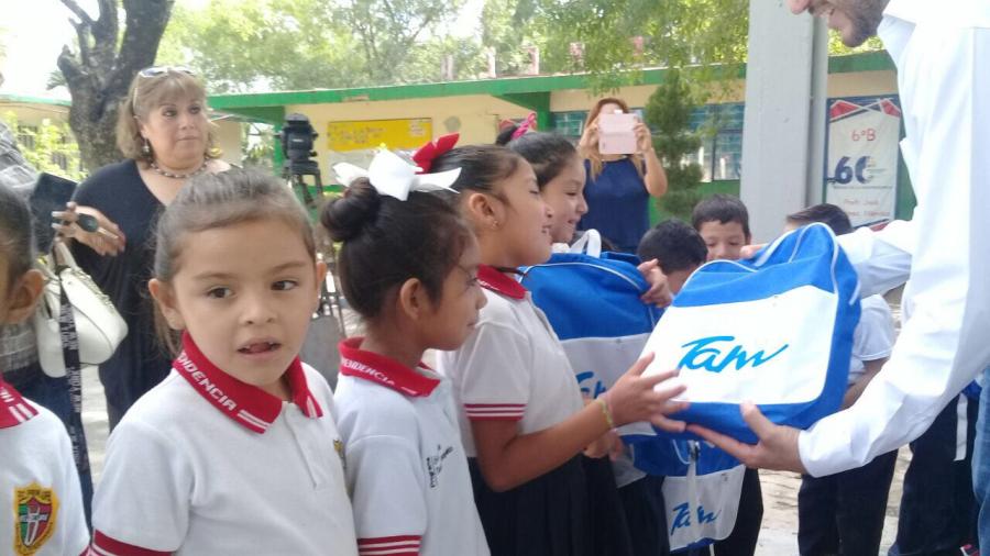 Héctor Escobar entrega mochilas y útiles escolares