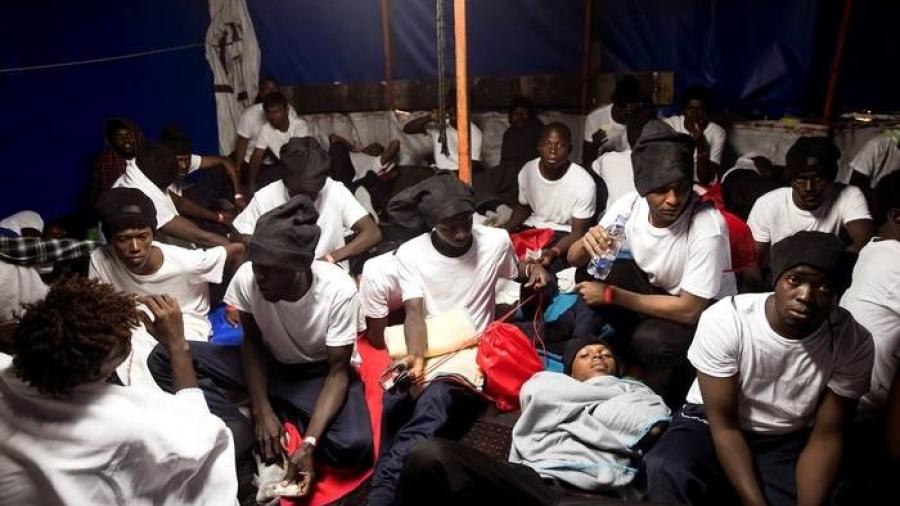 UE busca solución para inmigrantes bloqueados en puerto italiano