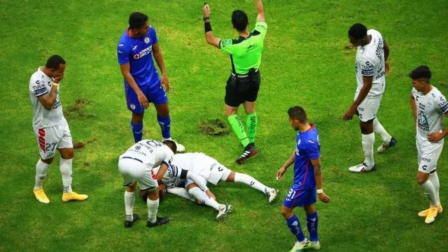 ''Burrito'' Hernández sale lesionado en el encuentro frente al Cruz Azul