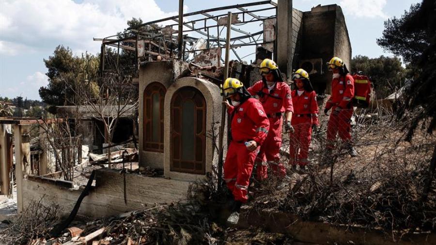 Bomberos extinguen sin descanso incendios en Grecia, van 80 muertos