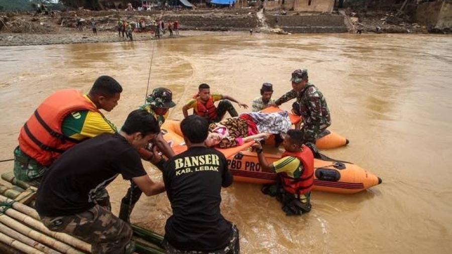 Aumenta a 66 la cifra de muertos por inundaciones en Indonesia