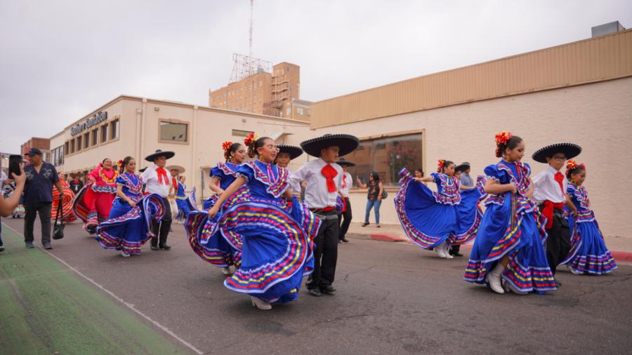 Participan artistas locales en primer desfile binacional de Laredo,Texas