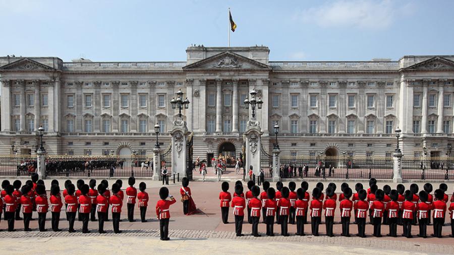 Detienen a sujeto armado en el palacio de Buckingham