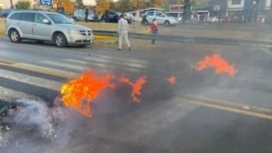 Vecinos bloquean carretera México-Cuernavaca pidiendo respuesta por desaparecidos 