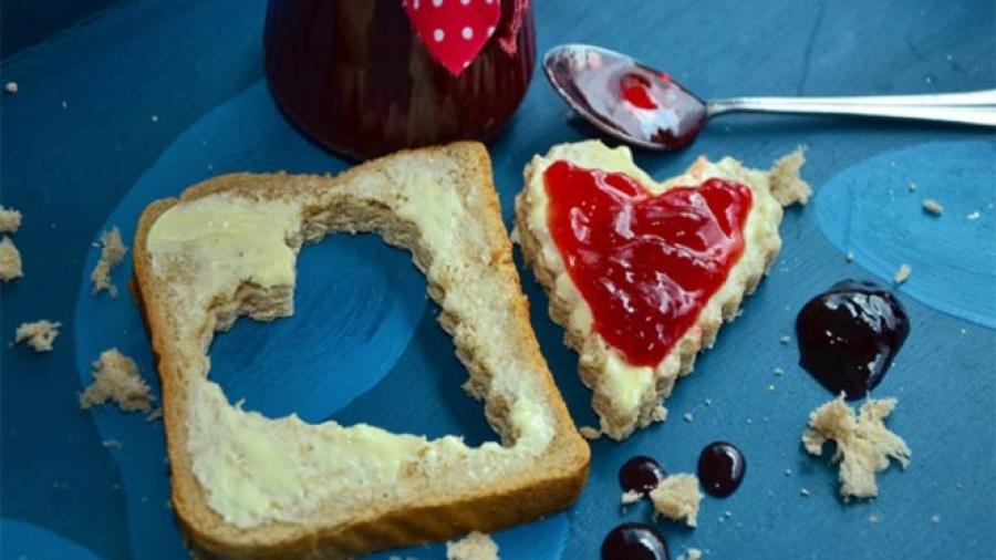 Descubre infidelidad de su pareja gracias al "sándwich de la verdad"