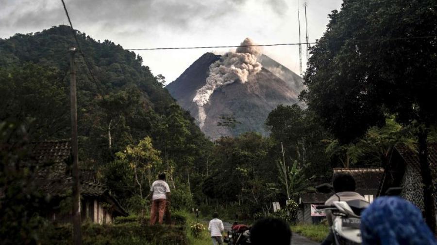 Arroja volcán indonesio río de lava en una nueva erupción