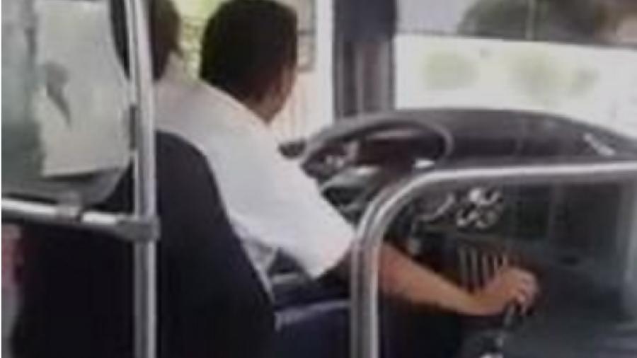 Deleita chofer de microbús a pasajeros con su voz 