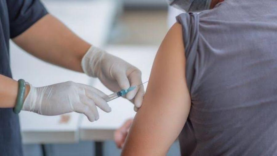 Funcionarios piden ayuda a distritos escolares para vacunar a maestros