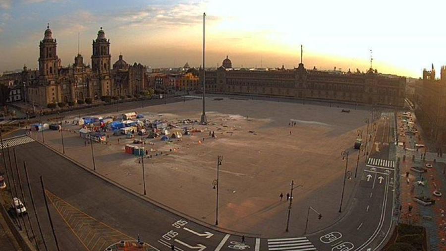 Retiran del Zócalo casas de campaña vacías de Frena