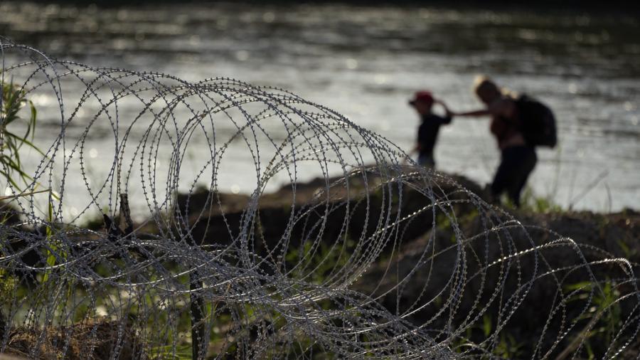 Corte Suprema autoriza a agentes de Patrulla Fronteriza cortar o retirar alambre de púas en Texas