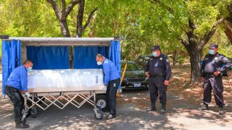 Sepultan en El Salvador a mujer asesinada en Tulum