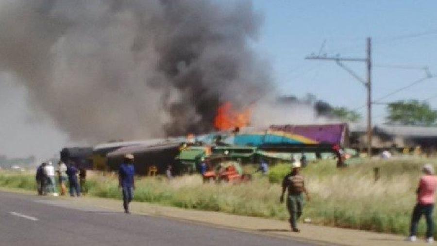 Al menos 12 muertos y 180 heridos en un accidente de tren en Sudáfrica