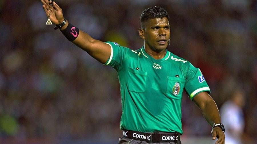 Despiden a árbitro por “negro”