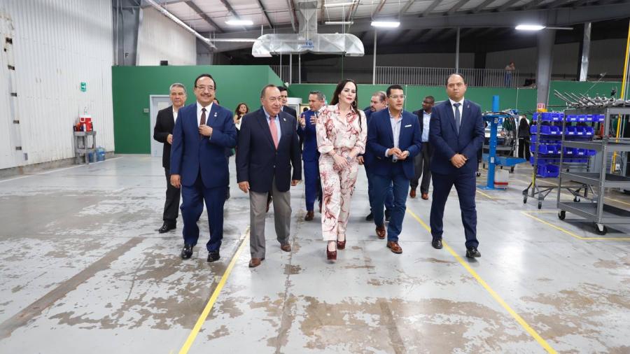 Inaugura Carmen Lilia Canturosas Villarreal nueva maquiladora 