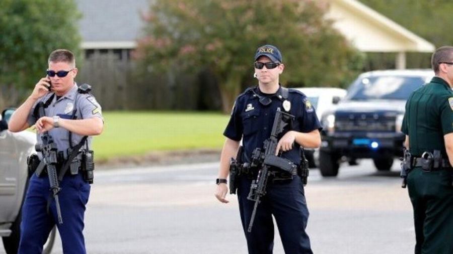 Hombre hiere a policía y se atrinchera con cuatro niños en Florida 