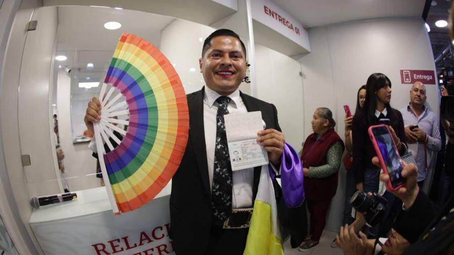 Entregan primer pasaporte no binario de México a Magistrade de Aguascalientes