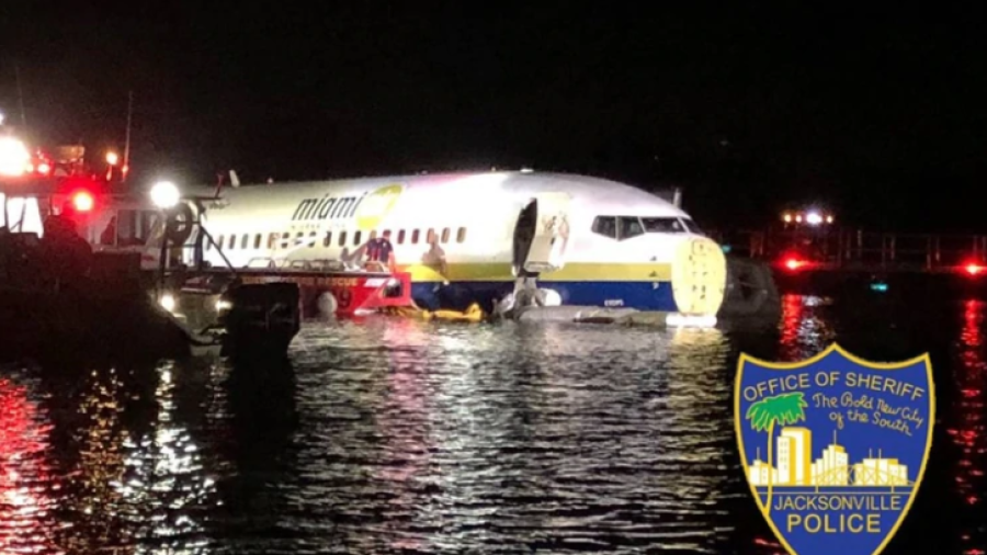 Boeing 737 termina en río de Jacksonville, Florida