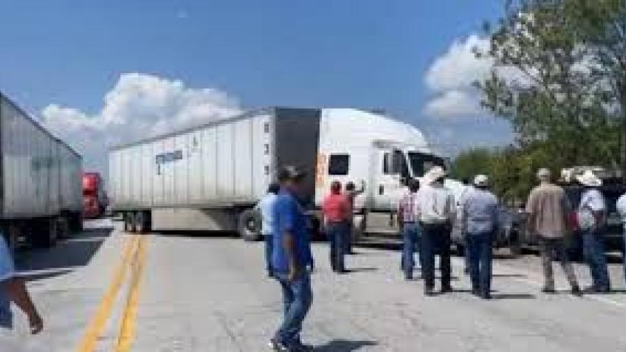 En protesta por no dejarlos pasar, transportistas cierran carretera Matamoros-Victoria