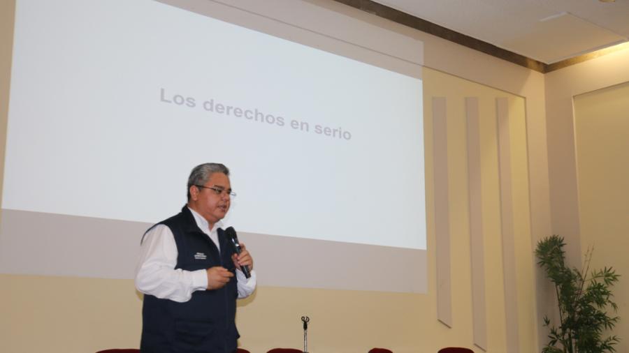 Llevan conferencia de derechos humanos a estudiantes de la UAT 