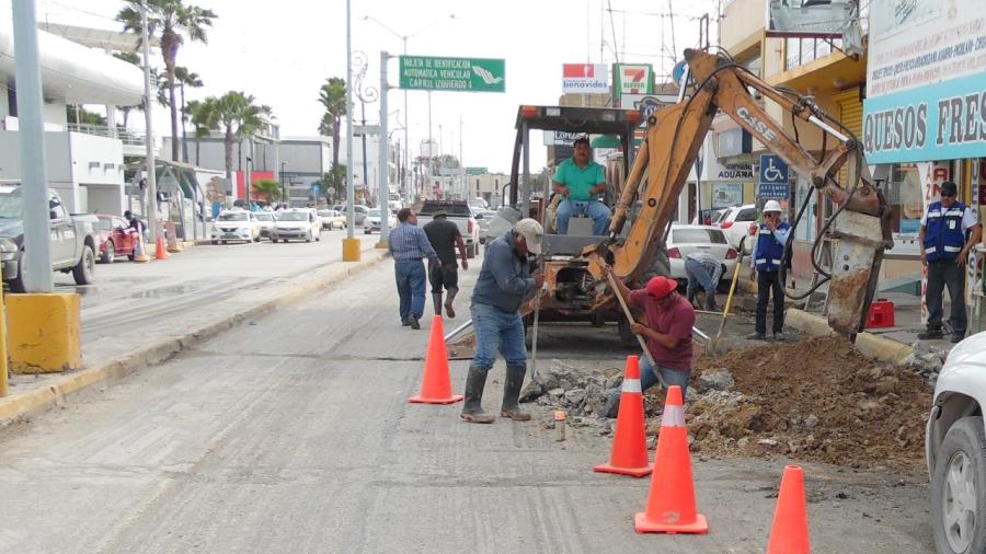 Repara COMAPA ducto de agua potable en Zona Centro