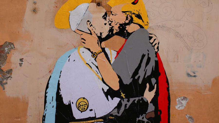 Pintan a Trump y al papa Francisco dándose un beso en Roma 