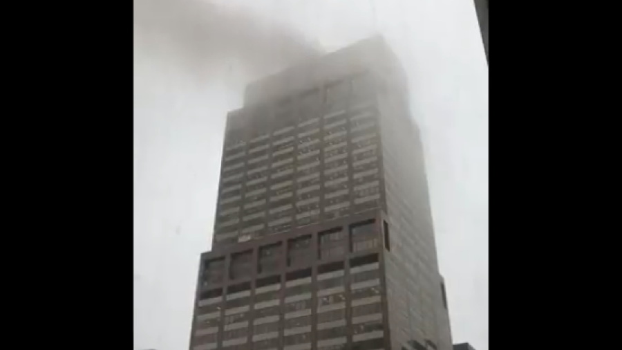 Se estrella helicóptero contra edificio de NY. Descartan ataque terrorista