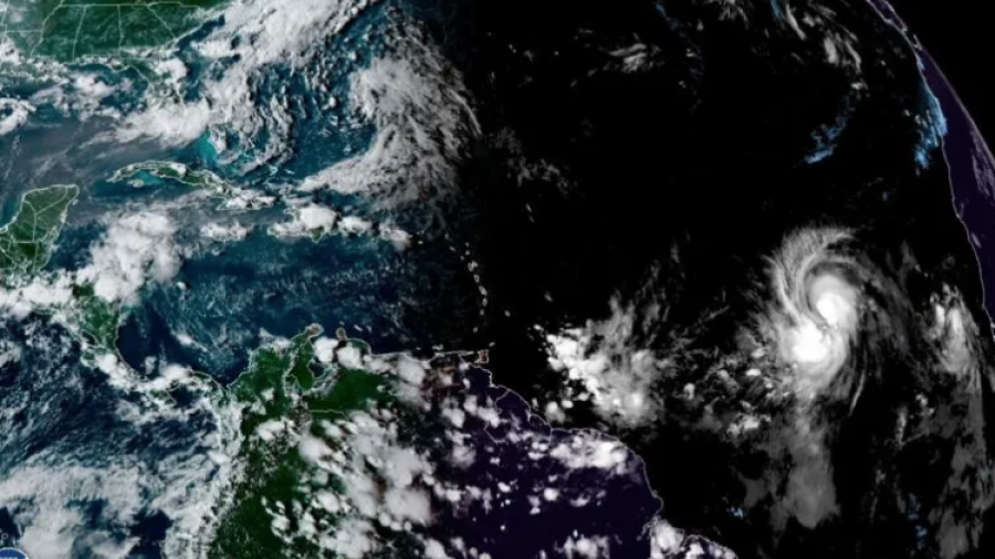 “Larry” se fortalece y amenaza con convertirse en el mayor ciclón en el Atlántico 