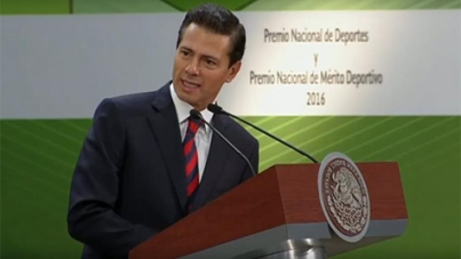 México enfrenta retos y sortea adversidades en unidad, afirma Peña Nieto