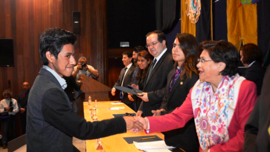 Estudiante mixteco de Prepa 6, gana medalla de oro en Olimpiada del Conocimiento