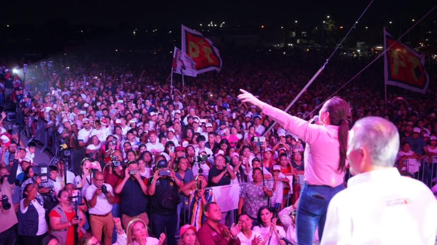 Festeja Carmen Lilia Canturosas Villarreal "Día de las Madres"