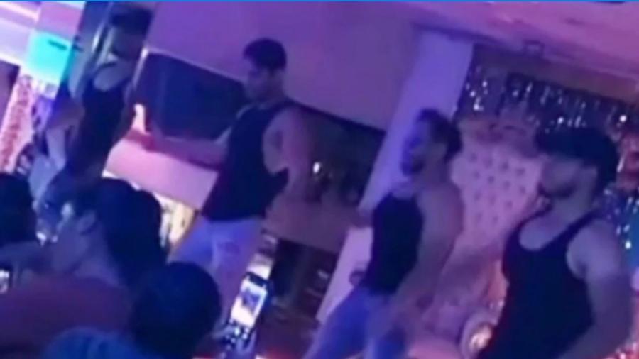 En país hermano celebran a las madres con strippers