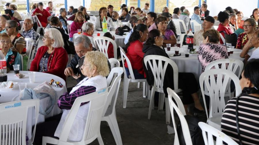 Gobierno y DIF Madero ofrecen posada navideña para los abuelitos de los clubes 