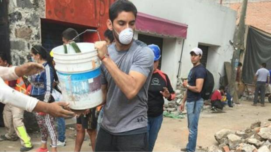 'Chuy' Corona se viste de héroe tras ayudar a víctimas en Xochimilco