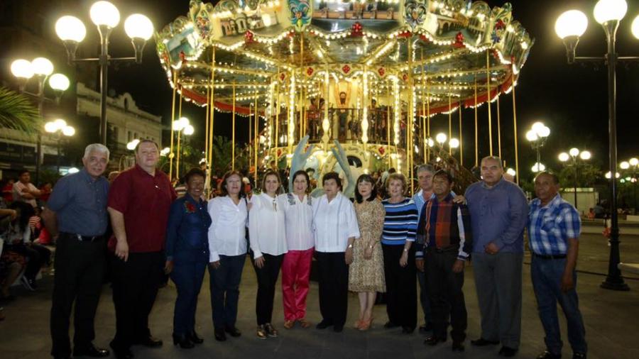Inauguran espectacular Carrusel en Plaza Hijas