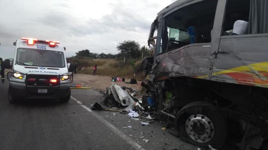 Choca autob&uacute;s de equipo de b&aacute;squetbol en Guanajuato