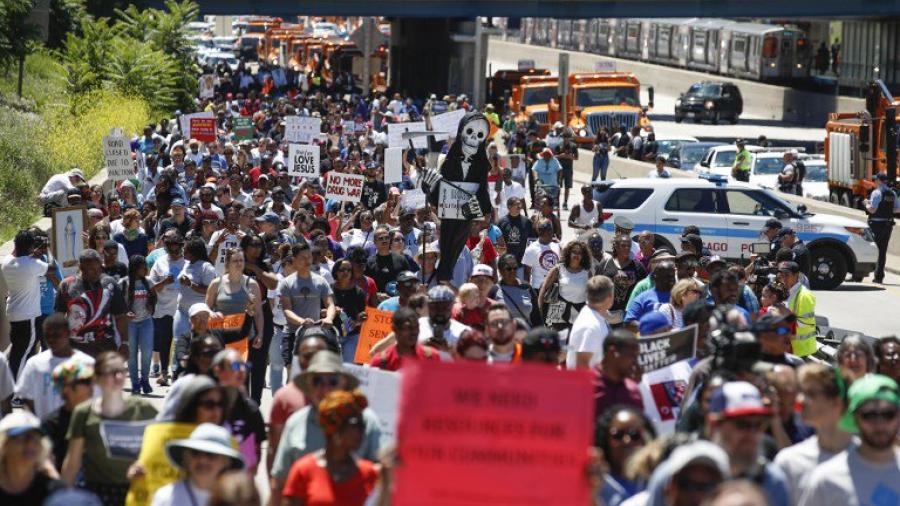 Miles de personas protestan en Chicago contra la violencia armada