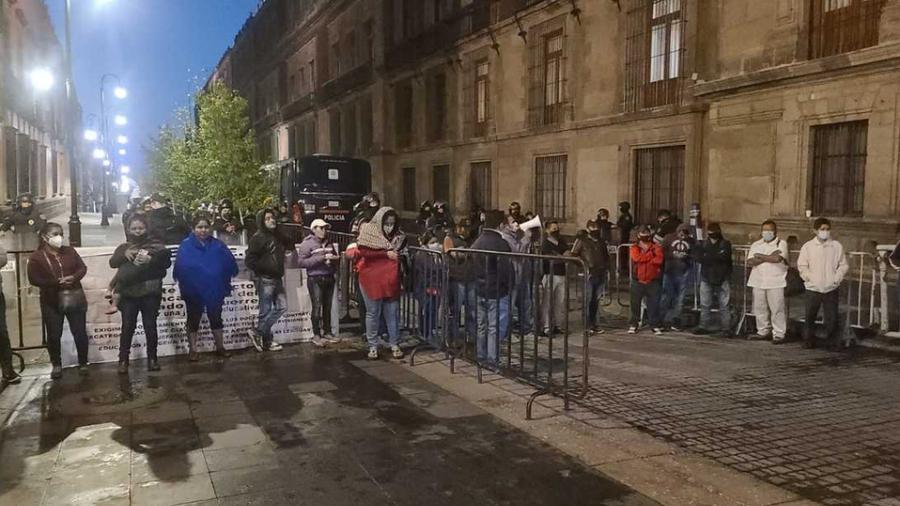 Maestros protestaron en Palacio Nacional para pedir regularización de docentes indígenas