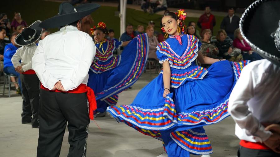 Disfrutan ciudadanos de folklor, baile y danzón en la plaza Simón Bolívar