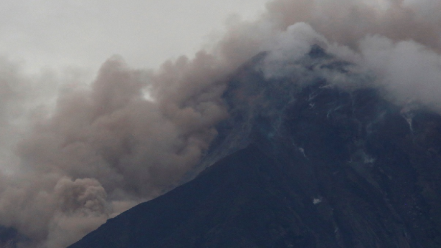 El Volcán de Fuego registra 10 explosiones por hora en Guatemala