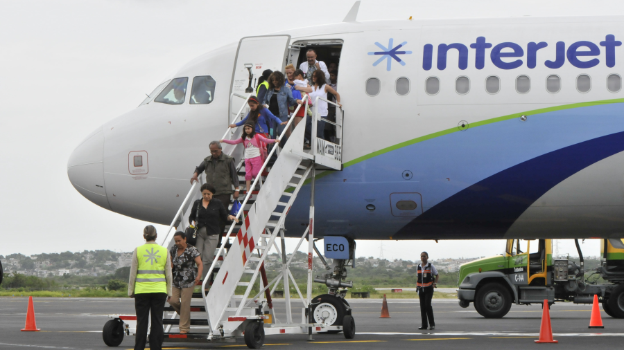 Activa AICM protocolo de seguridad por incidente en vuelo de Interjet