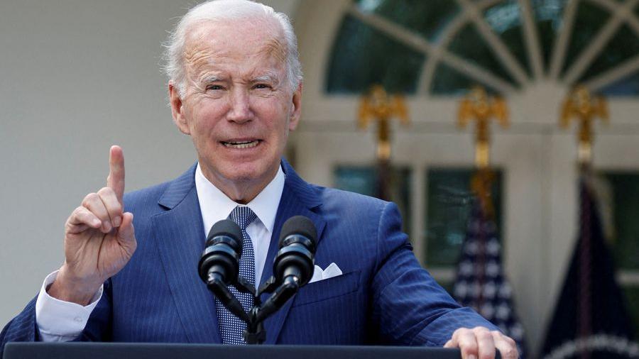 El presidente Biden mantiene límite de admisiones de refugiados para el 2023
